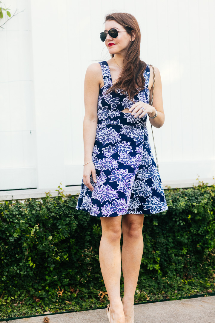 Dallas Blogger Amy Havins wears a navy and white spring shoshanna dress.